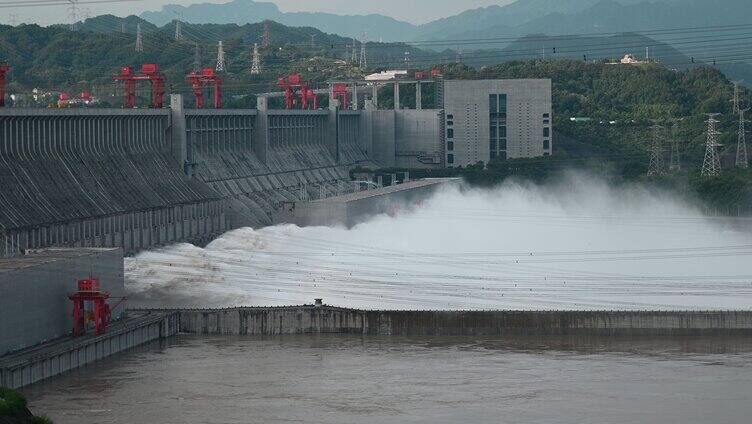 2024最新三峡大坝泄洪壮观场景