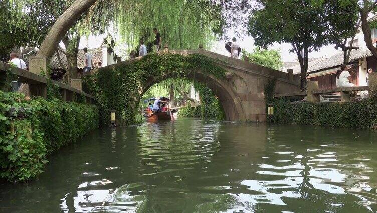 苏州周庄古镇的摇橹船