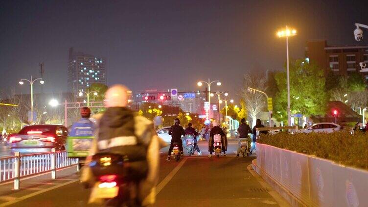 夜晚城市行人过马路汽车车辆车流人流夜景街