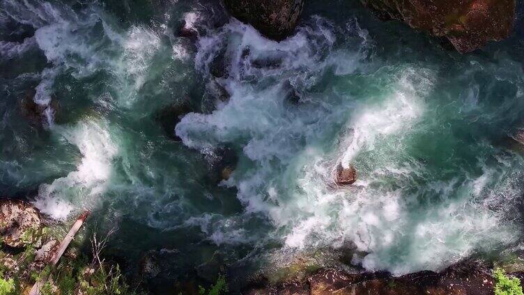 航拍清澈的河流水流森林水源流淌山泉水