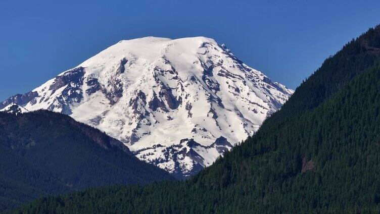 航拍高原绿色森林雪山唯美大自然风景