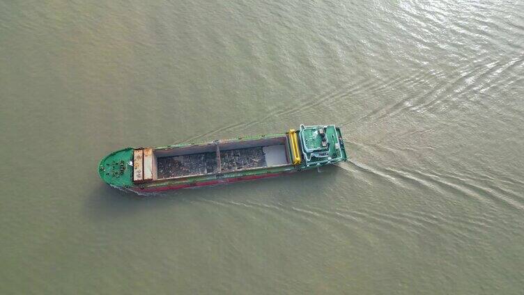 上海黄浦江上面的游船船只特写视频素材