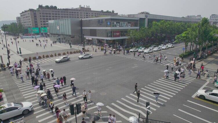 市区繁华街道行人过马路场景