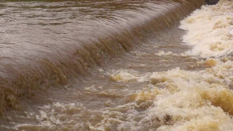 河流水位暴涨 发洪水