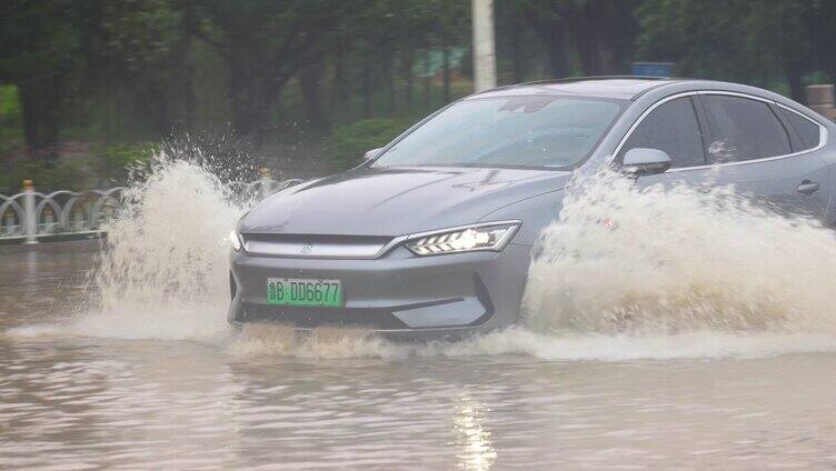 暴雨汽车涉水