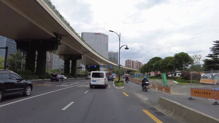 汽车行驶在城市