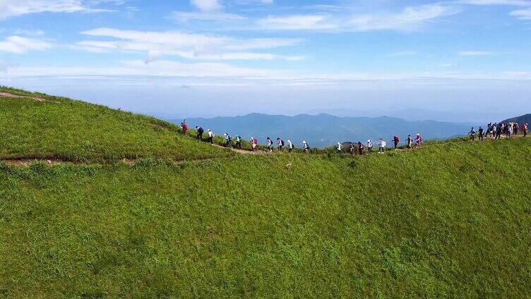  队伍攀爬江西武功山