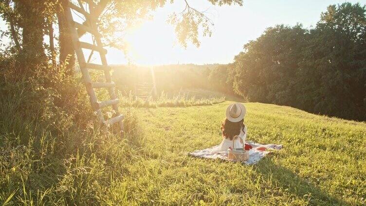 慢镜头一位年轻女子在一个阳光明媚的日子里野餐