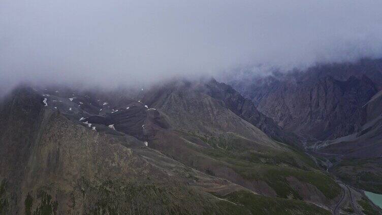 新疆哈希勒根达坂的雪山草原湖泊