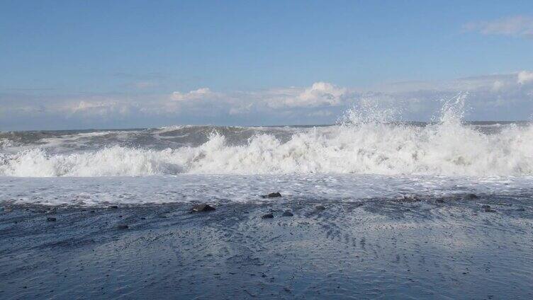 暴风雨中美丽的海浪