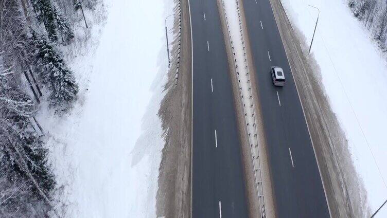 卡车在雪原公路上行驶