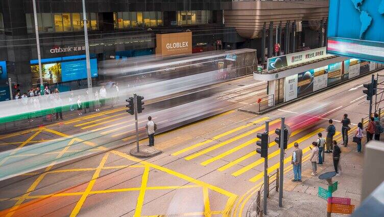 香港市区CBD车来车往_红路灯过马路