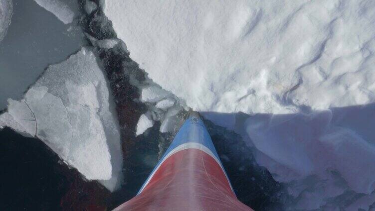 在挪威斯匹次卑尔根群岛的海上，船首破冰