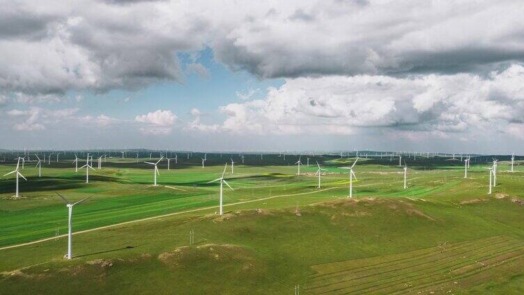 T/L PAN航拍草原上的风力涡轮机农场