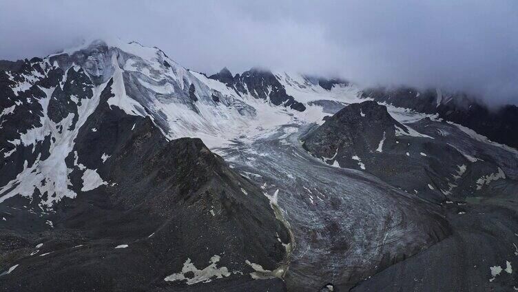 新疆哈希勒根达坂的雪山