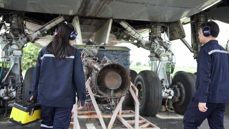 在飞机机库对喷气发动机进行分析、检查和工作。