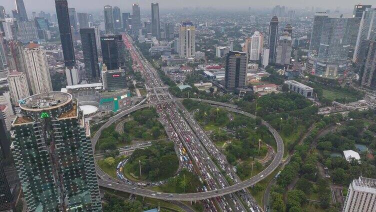 白天雅加达市中心的交通街道道路交汇