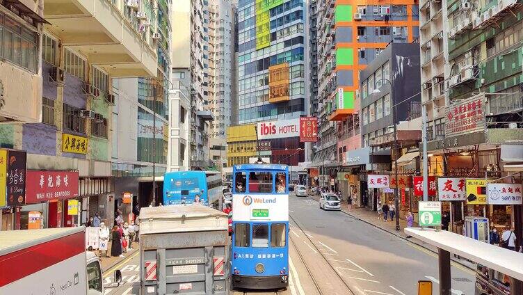 坐在香港叮叮车穿过街道日景视频