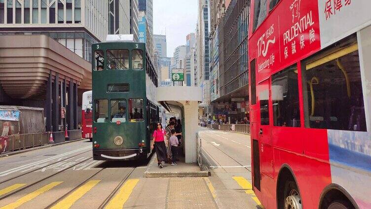 香港叮叮车在两边经过视频