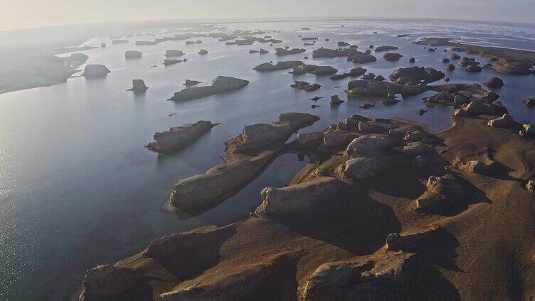 青海乌苏特水上雅丹