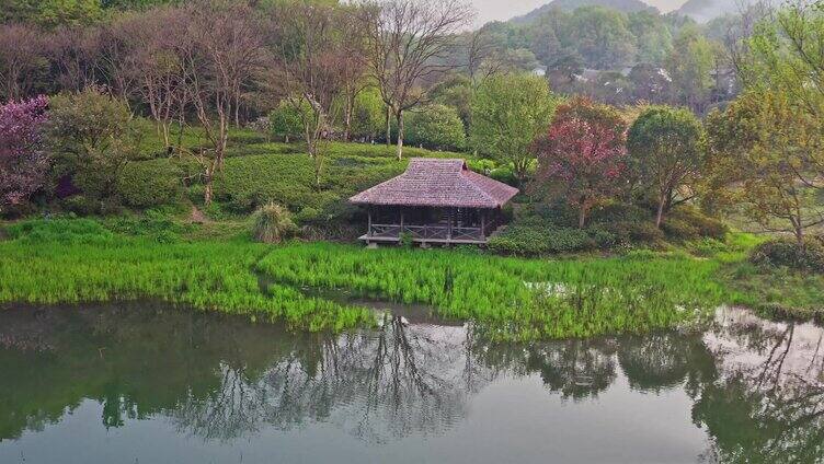 西湖湖面凉亭