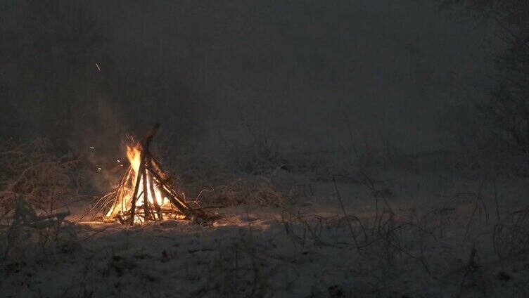 在冬季的森林里，夜晚燃起篝火