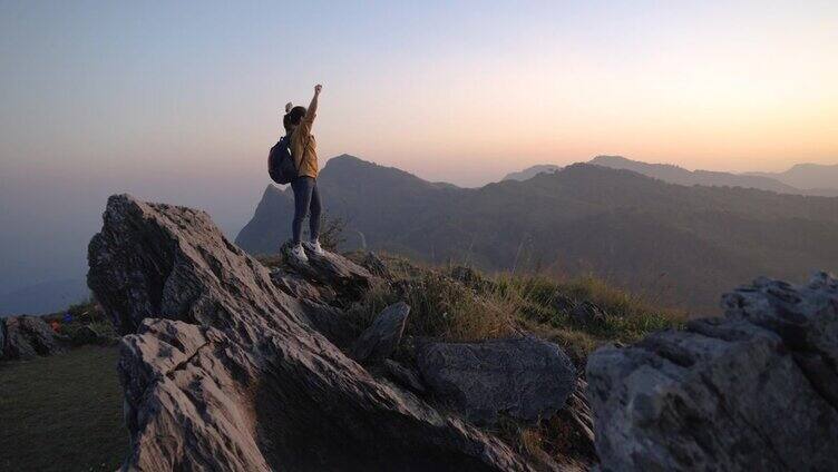 徒步旅行的女人正在向山顶进发