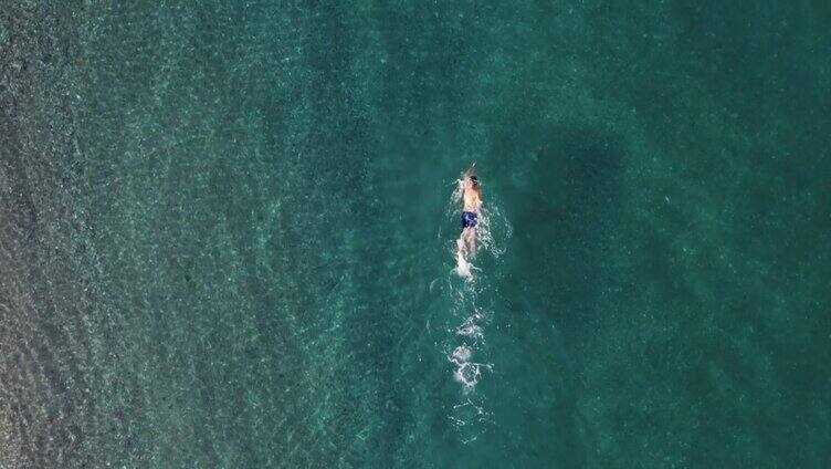 男孩在海里游泳