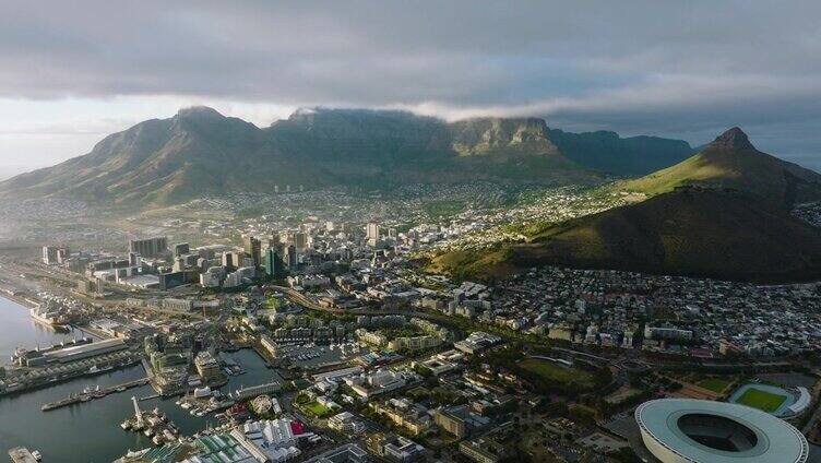 壮观的开普敦体育场高空鸟瞰图，海滨，市中心，桌山，狮子头，信号山，南非开普敦