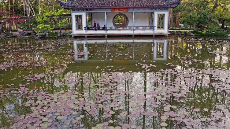 西湖湖面凉亭