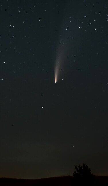 彗星在星空中划过夜空