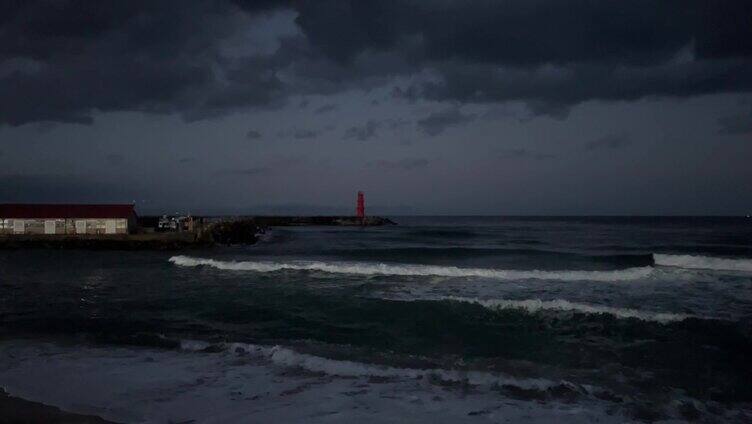 灯塔闪烁的夜海风景