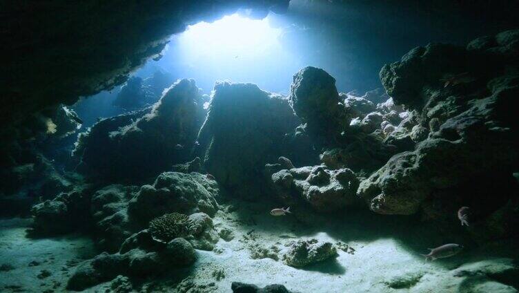 阳光在水下洞穴中跳舞