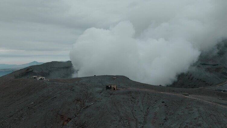 航拍日本阿苏山火山浓烟