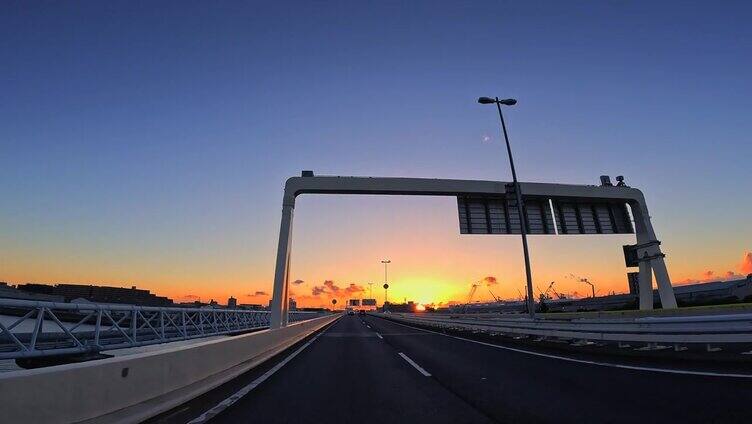 从高速公路上行驶的汽车的驾驶座上