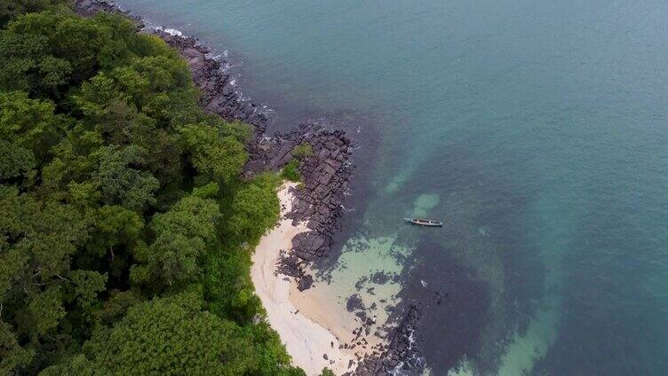 海浪击中岩石布伦海滩在塞拉利昂海滩