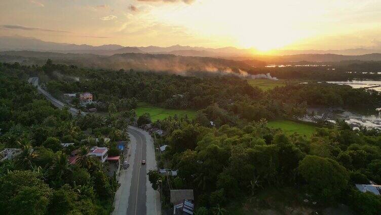 风景和铺砌的道路，车辆一直延伸到日落