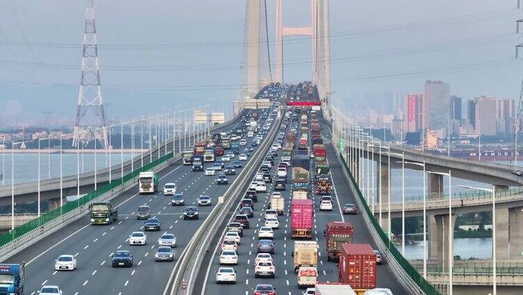 繁忙的高速公路上有很多汽车在桥上行驶