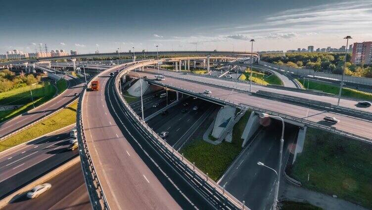 夕阳下高速公路上的汽车