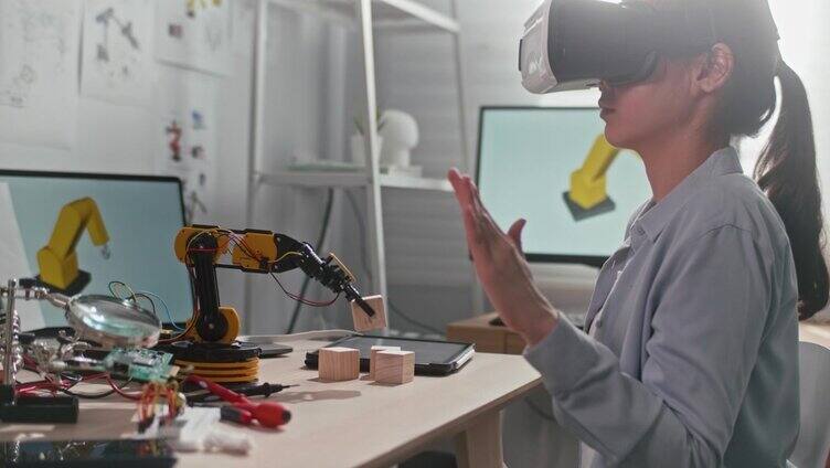 工程师戴VR眼镜控制机器人手臂
