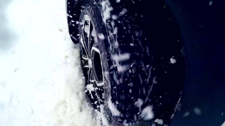 轮胎，车轮在大雪中行驶。缓慢的运动