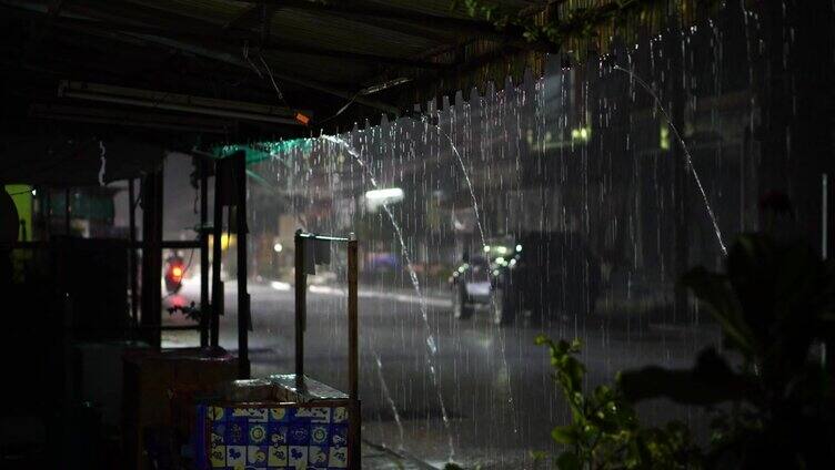 雷暴夜大雨场景