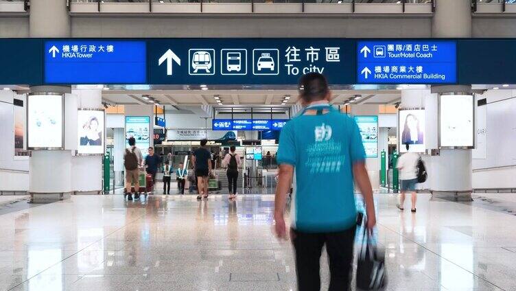 香港国际机场出口，亚洲旅客带着行李走过。海外运输，航空运输业务，亚洲旅游生活方式理念