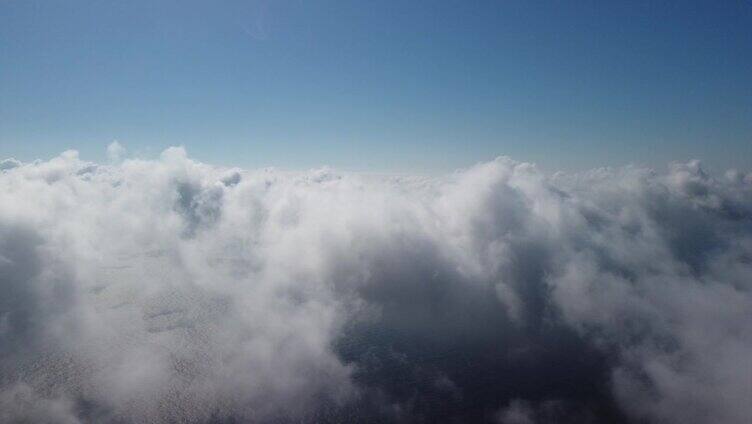 无人机飞过浓雾和蓬松的云层