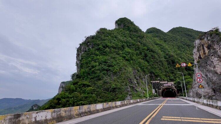 汽车即将穿越高速公路上的隧道