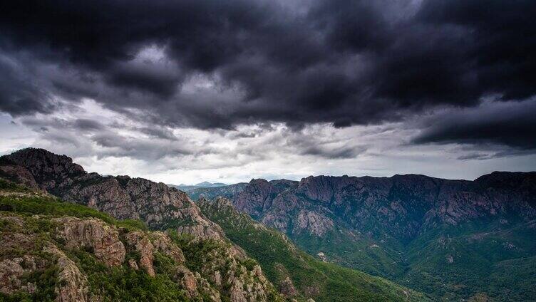 时间流逝:即将到来的雷雨在山区