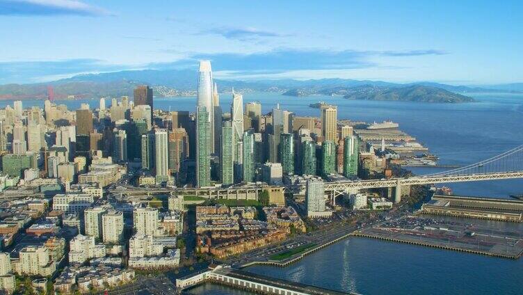 旧金山金融区鸟瞰图。著名的摩天大楼和交通繁忙的海湾大桥。加州，美国。用红色武器8K射击。