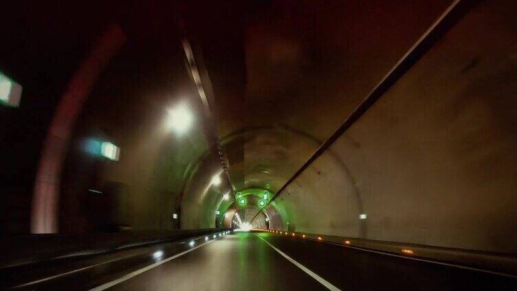 在高速公路上行驶通过隧道