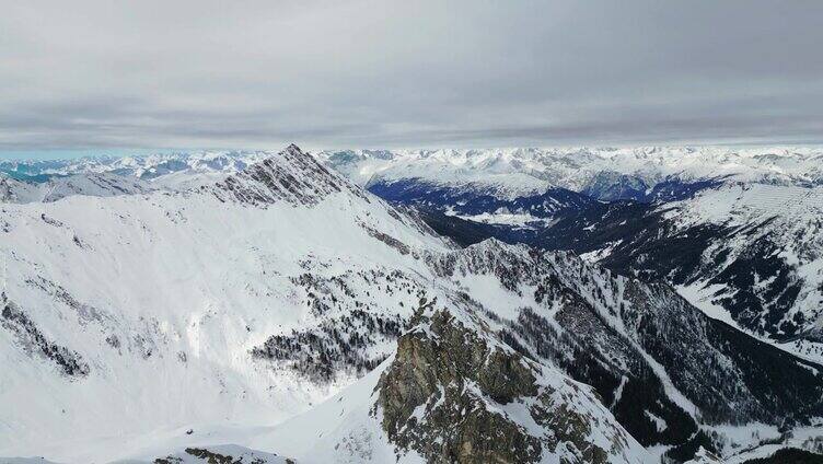 美丽的电影航拍雪山高山冰川高峰。