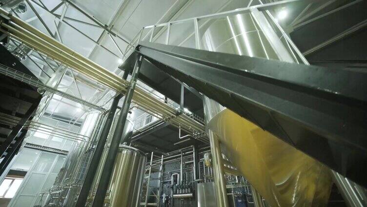 现代工艺啤酒。啤酒酿造工艺。啤酒厂的现代化设备